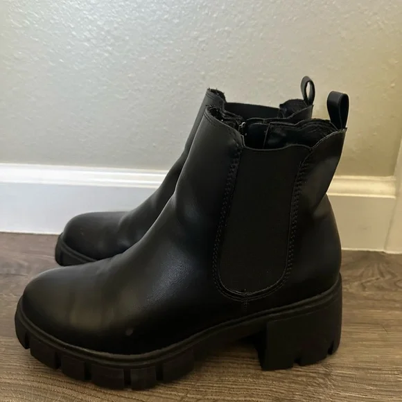 Madden Girl Black Ankle Booties with Chunky Heel - Picture 1 of 4